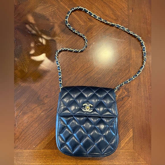 CHANEL Vintage Classic quilted lambskin navy handbag. Circa 1989-1991 - Picture 1 of 16